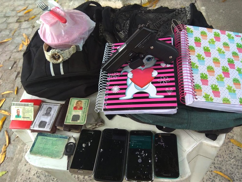 Material apreendido com o trio, em Paripe