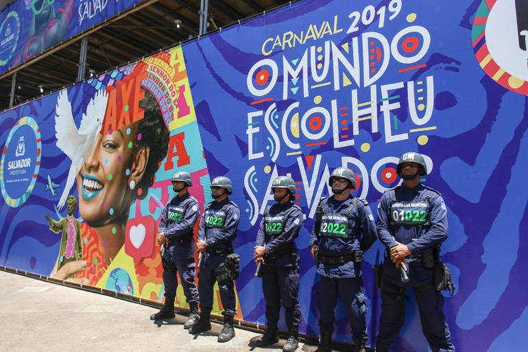 A Guarda Municipal est abordando folies