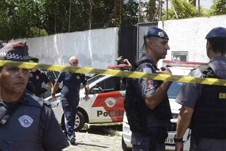 Policiais em frente  escola atacada, em Suzano-SP