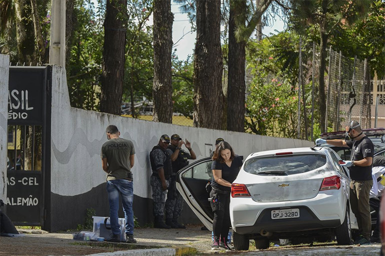 O carro usado pelos atiradores para chegarem  escola