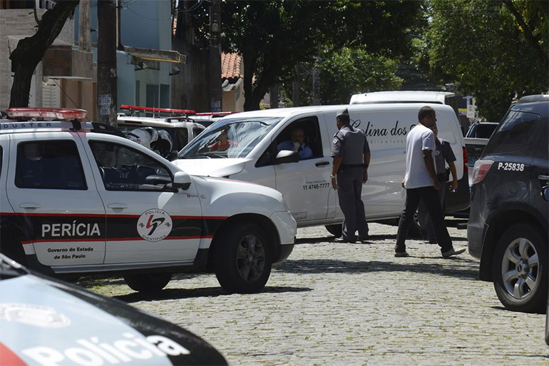 Corpos chegam ao Instituto Mdico Legal (IML) de Suzano