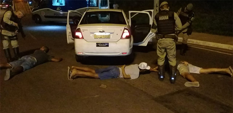 2 adultos e um menor estavam no carro