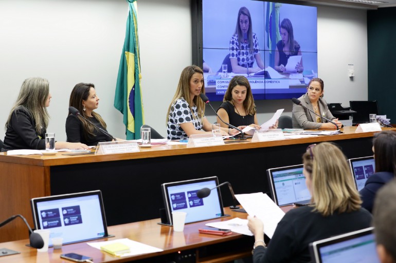 Flvia Arruda (C): muitas mulheres tm medo e no sabem a quem recorrer depois da denncia