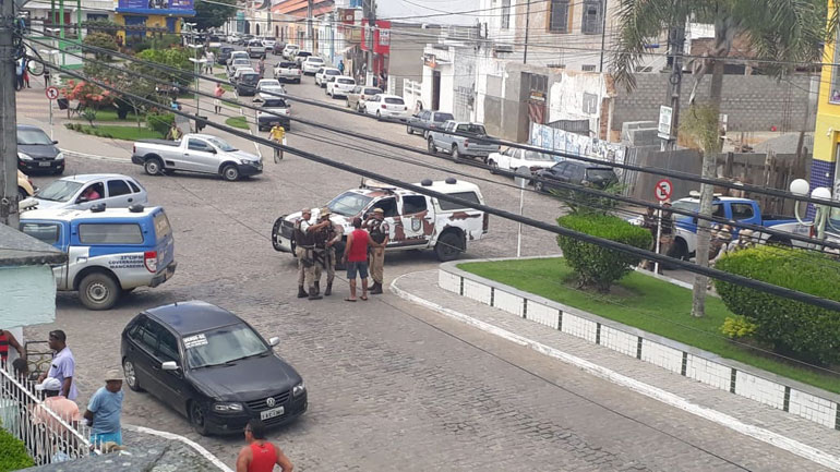 Policiais cercam as ruas prximas  agncia do BB