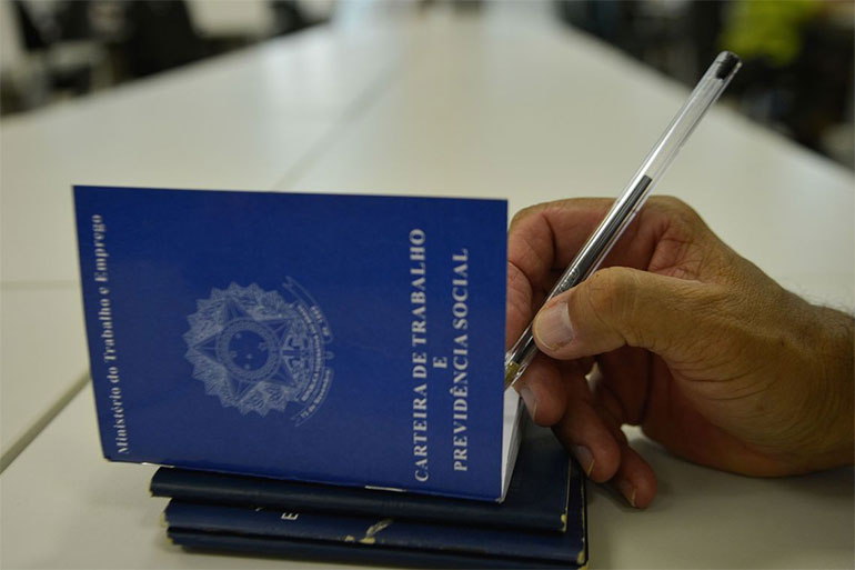 129.601 postos formais de trabalho foram criados em abril