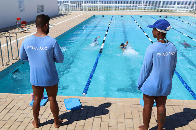 A piscina olmpica (25 metros x 50 metros) conta com 10 raias