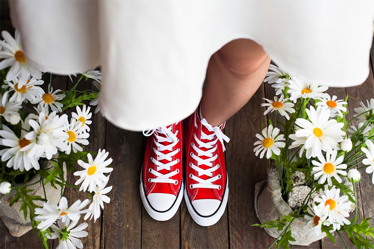 Toda unio em que pelo menos uma das pessoas tem menos de 18 anos  considerada um casamento infantil