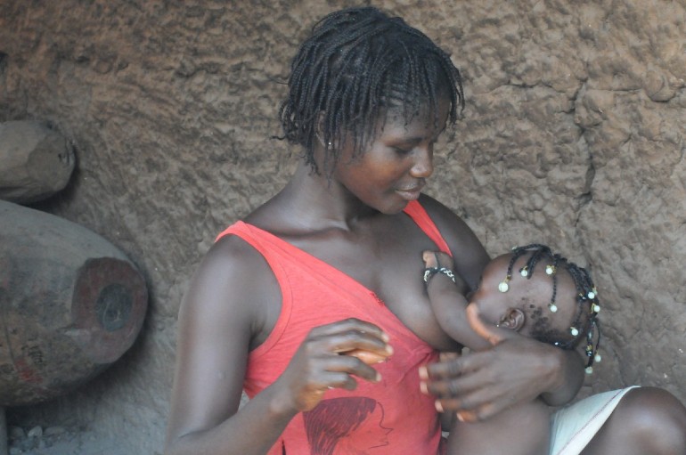Mulher africana amamentando