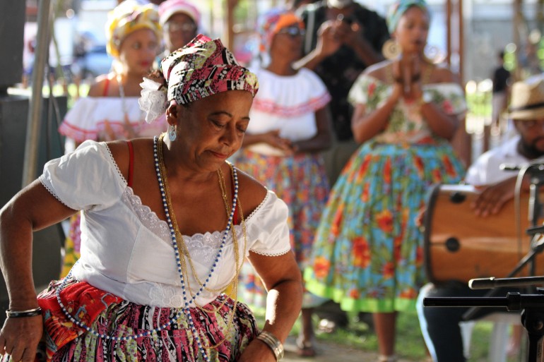 Mulher dan�ando samba chula