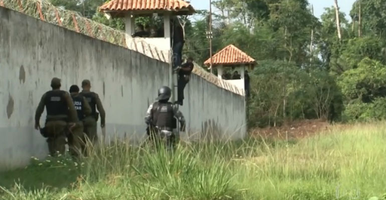 Policiais do lado de fora do presdio em Altamira