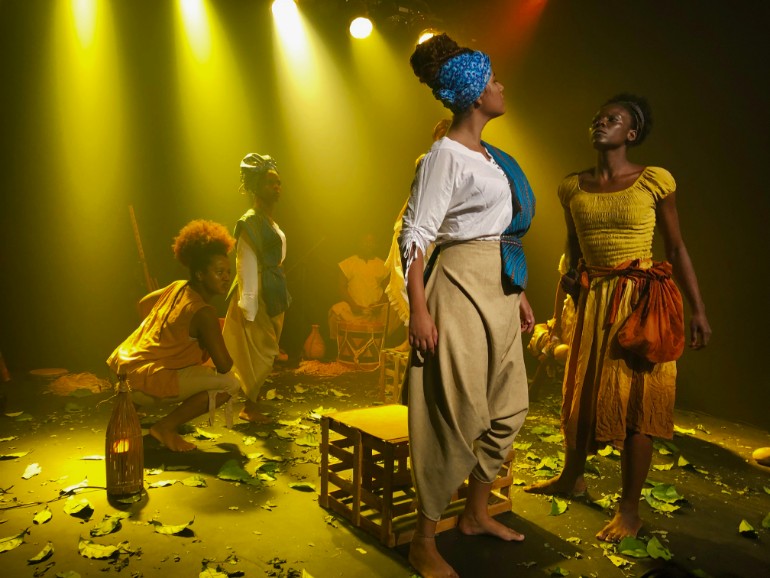 Cena de "Mulheres Mals nas margens do rio"