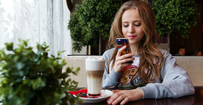 Adolescente usando smartphone