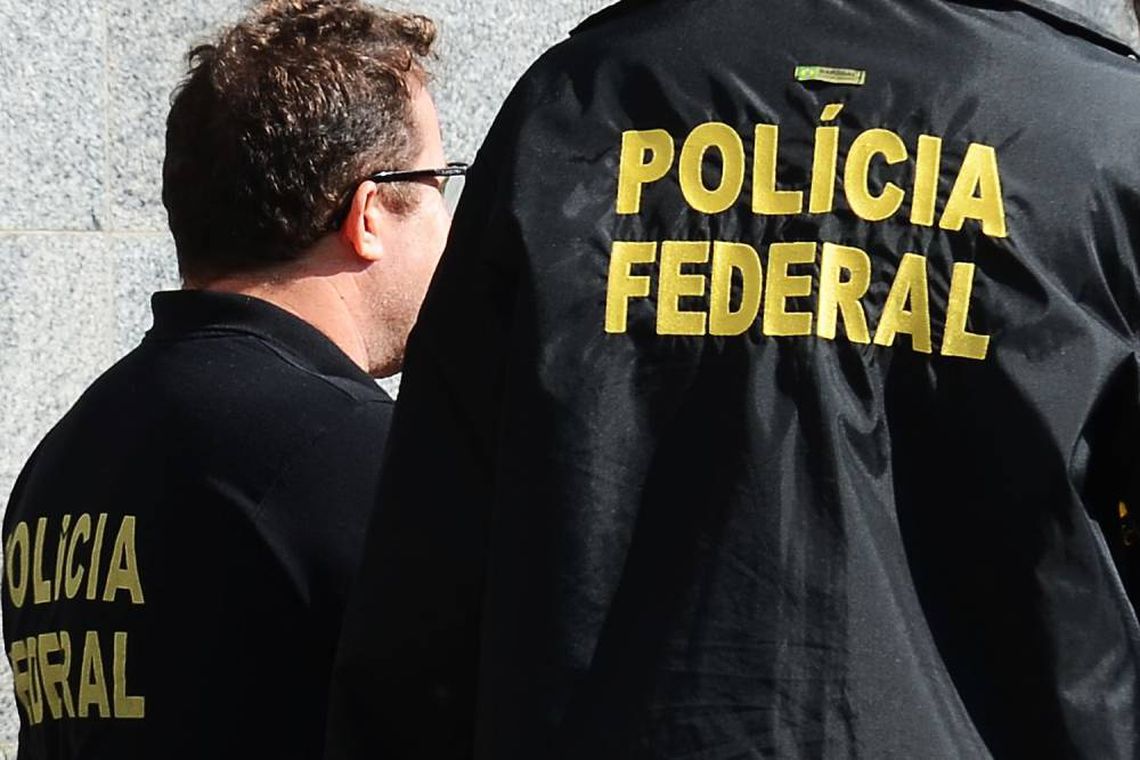 Policiais federais de costas 
