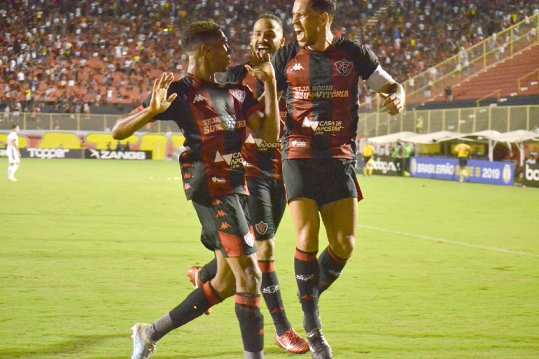 Jogadores do Vitria comemoram gol