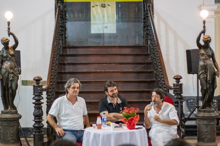 Escritores em volta de uma mesa