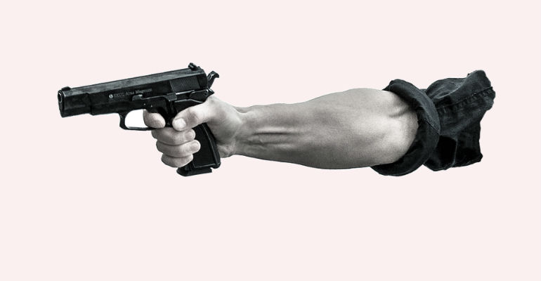 Brao segurando uma arma