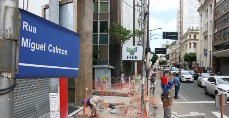 Rua Miguel Calmon, no Comrcio