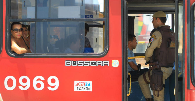 Policial em nibus