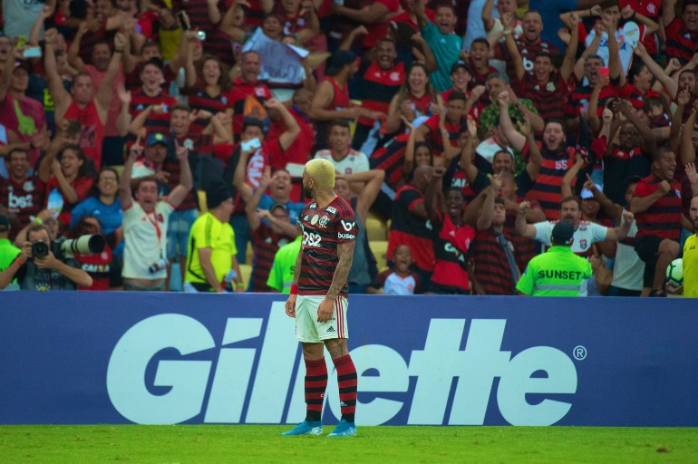 Gabigol comemora com a torcida