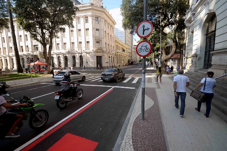 A rua Miguel Calmon, no Comrcio, em Salvador