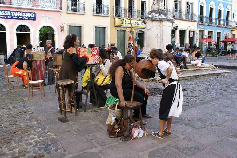 O Teatro de Lambe-Lambe  considerado uma modalidade de teatro de bonecos