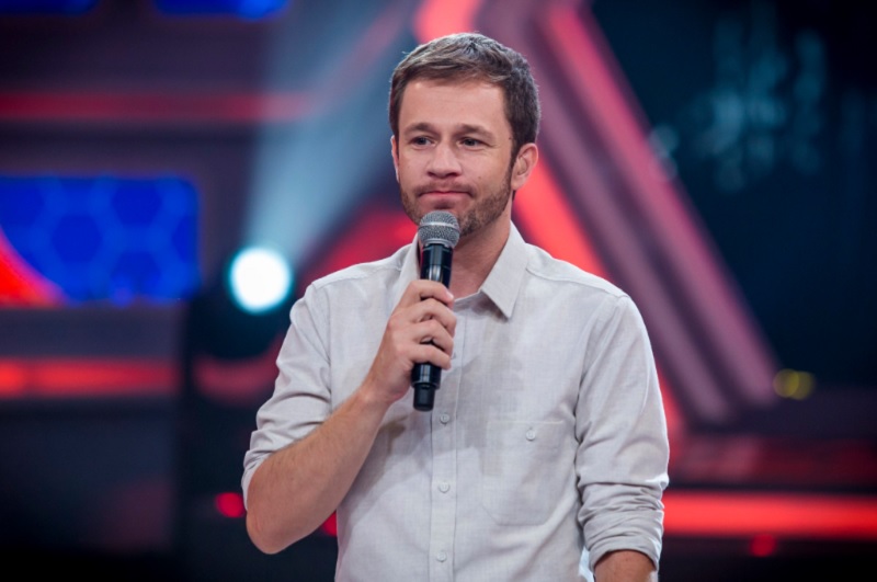 Tiago Leifert apresentando o BBB