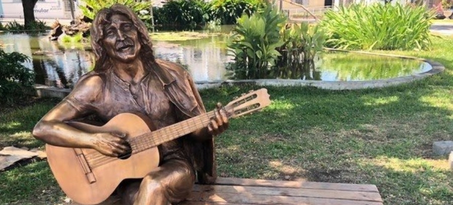 Esttua em homenagem a Belchior