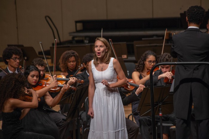 A soprano e maestrina francesa Lucie Barluet