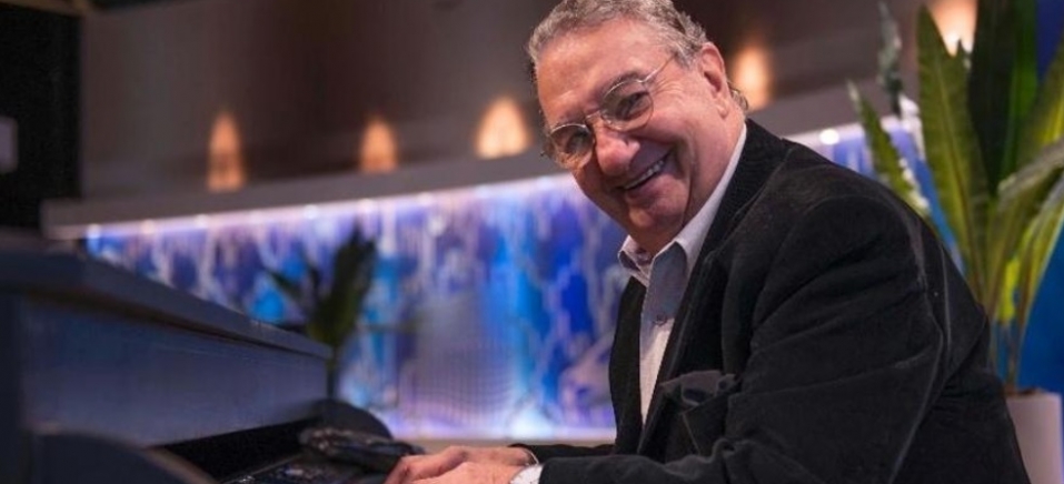 Caulinha tocando piano 