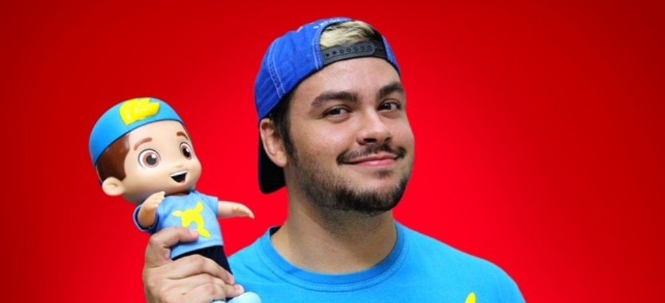 Luccas Neto segurando seu prprio boneco