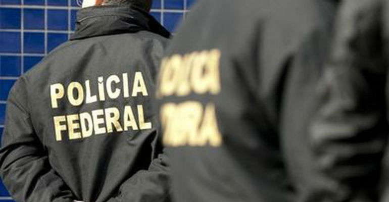 Policiais federais de costas 