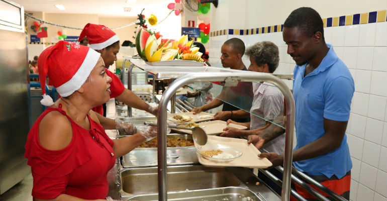 O almoo especial  realizado anualmente pelos Restaurantes Populares