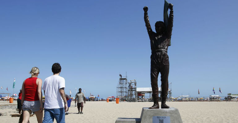 Esttua est instalada em frente ao Hotel Copacabana Palace