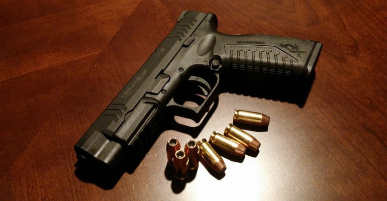 Policiais e bombeiros podero comprar at dez armas de uso restrito