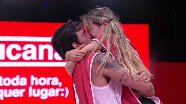 Guilherme e Gabi do BBB20 se beijando 