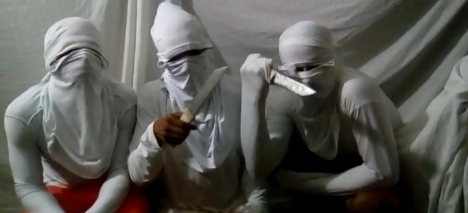 Detentos mostrando facas