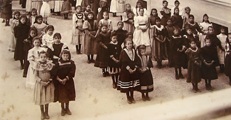 Meninas formam fila em escola de So Paulo 