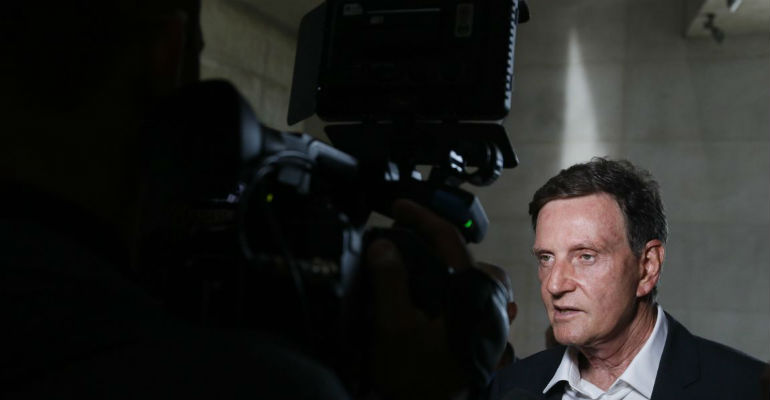 Crivella disse que ir autorizar o funcionamento de lojas de convenincia nos postos de gasolina 