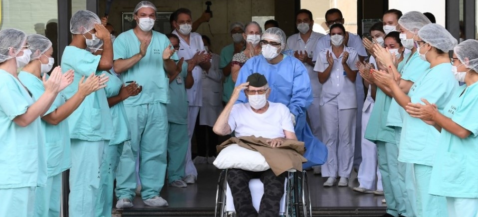 Ermando Piveta sando do hospital sendo aplaudido