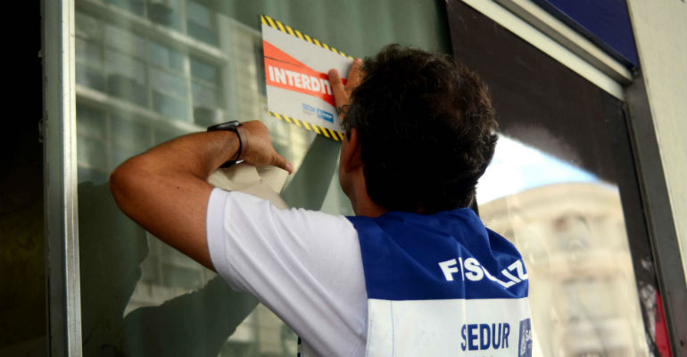 O monitoramento dos estabelecimentos  realizado diariamente pelos fiscais da Sedur, Guarda Civil Municipal e Polcia Militar