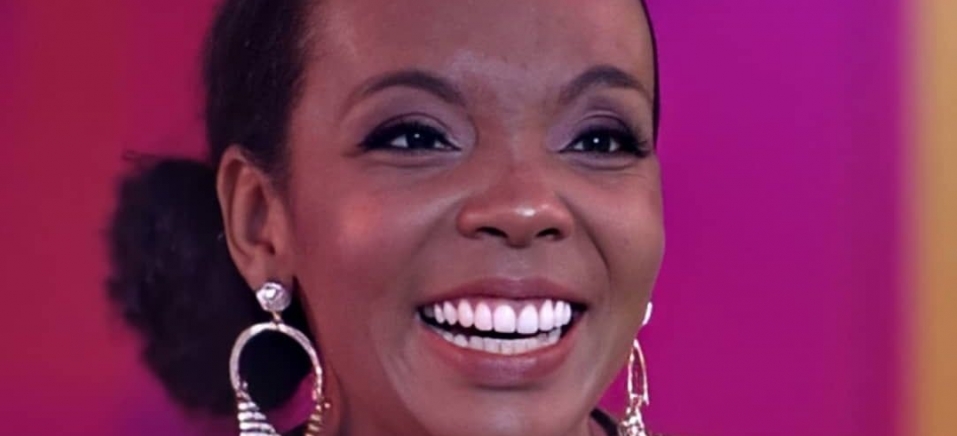 Thelma campe do BBB sorrindo 