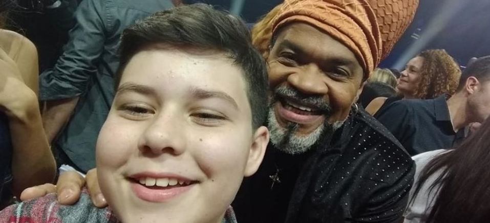Arthur Almeida ao lado de Carlinhos Brown