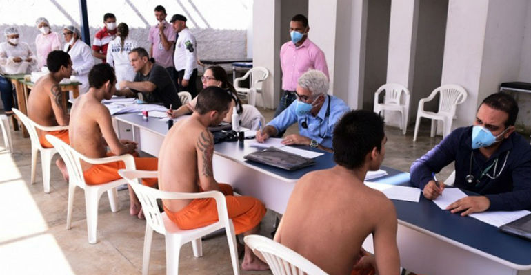 Detentos da Penitenci�ria Agr�cola de Monte Cristo, em Roraima, recebem atendimento m�dico  