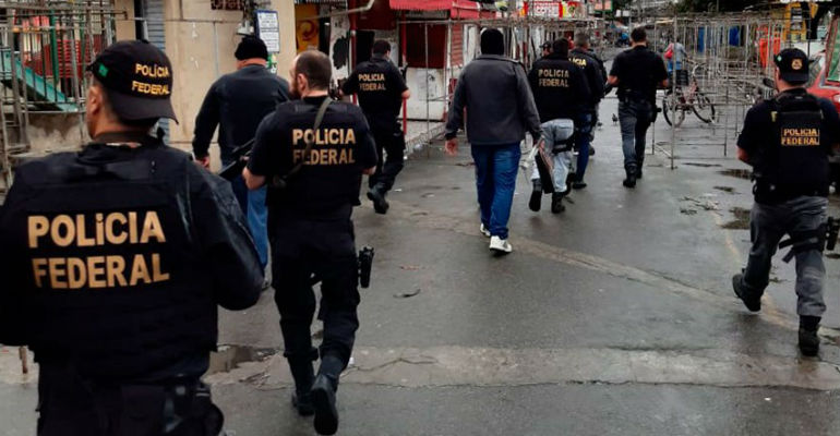 Policiais federais em operao em comunidade no Rio de Janeiro   