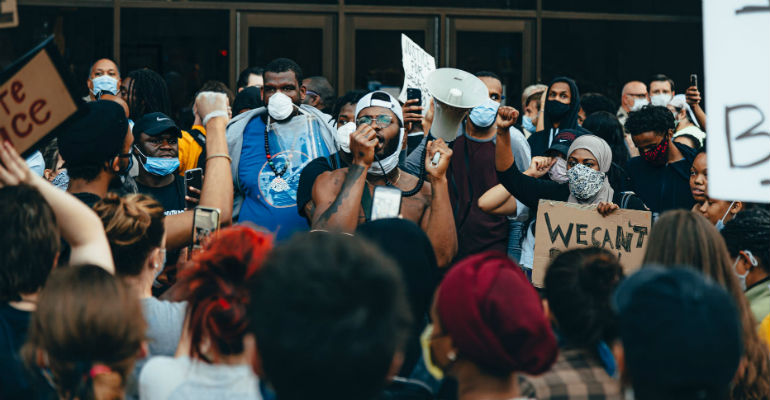 Clamor por igualdade racial: protestos pelo assassinato de George Floyd,se espalharam pelos Estados Unidos e pelo mundo