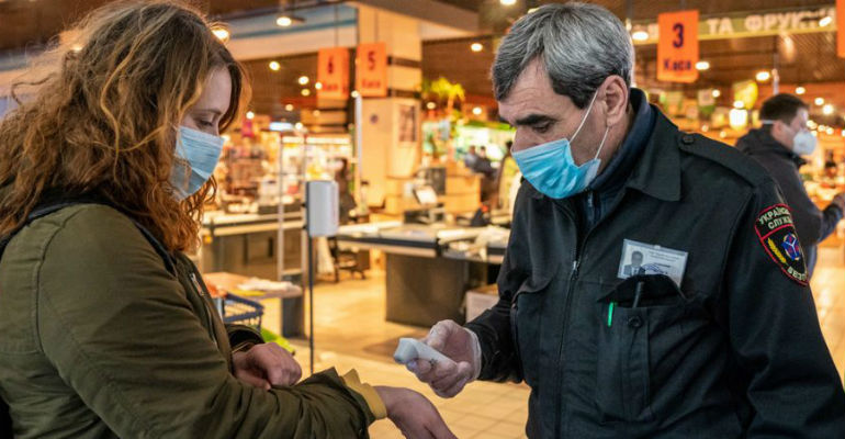 Consumidores tem temperatura verificada na entrada das lojas em Kiev, na Ucrnia