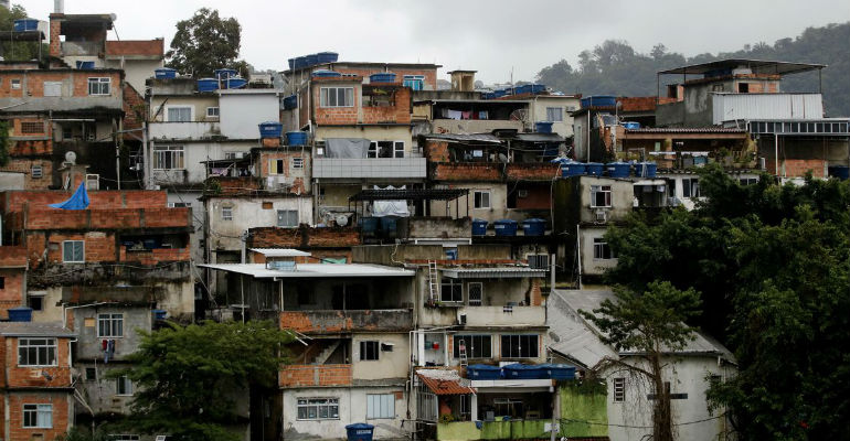 A situao das moradias nas favelas tambm dificulta o isolamento