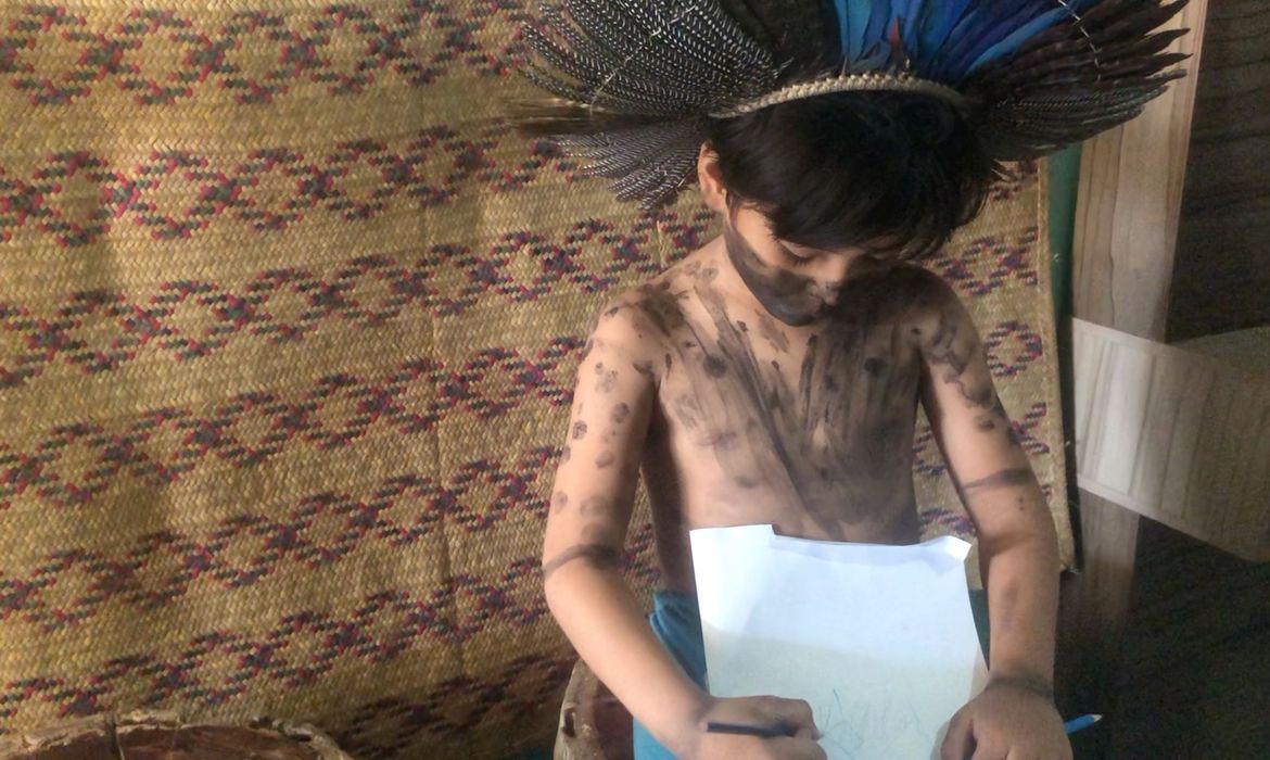 Criana com corpo pintado de tinta