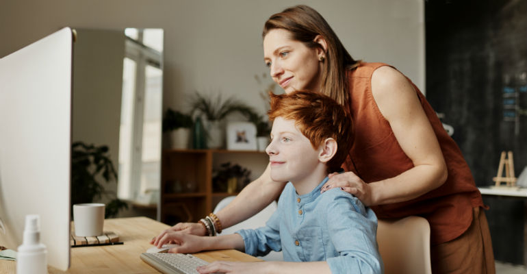 Assim, ascrianas podem se divertir, e aprender, durante o tempo em que estiverem em casa