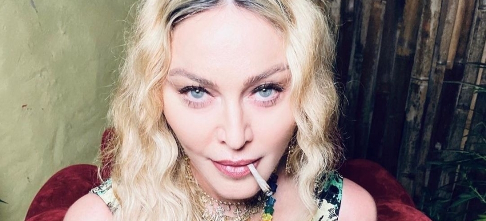 Madonna com cigarro na boca 